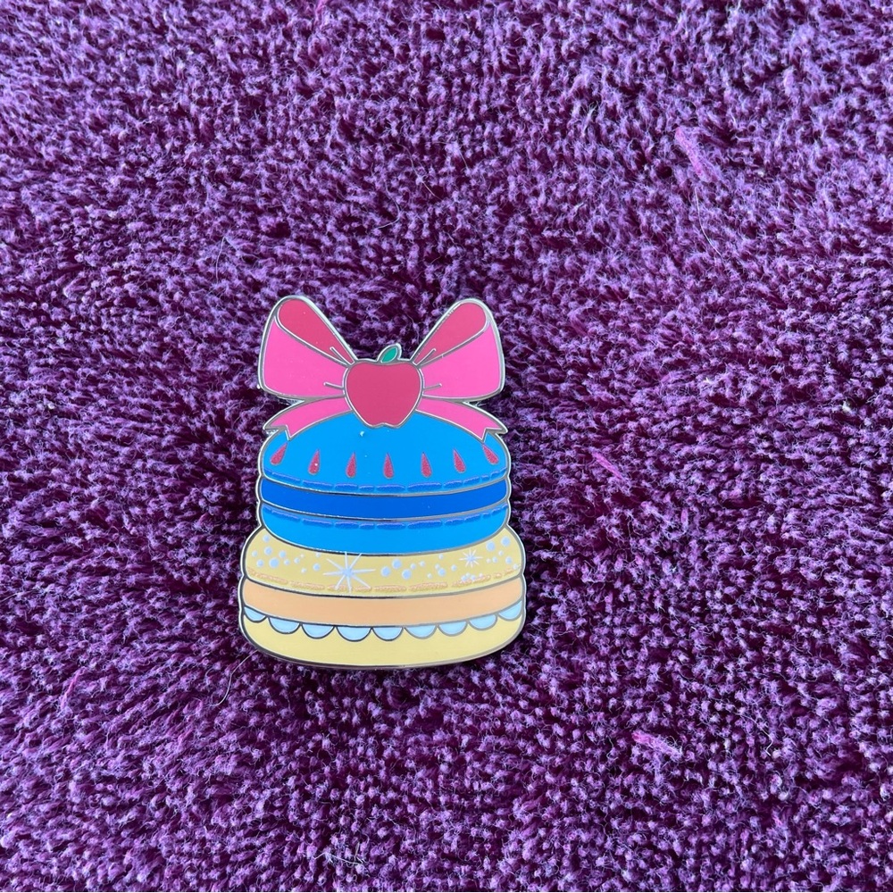 Disney Princess Pastries Snow White‎ Macaron Apple Enamel Pin Collectible Gift